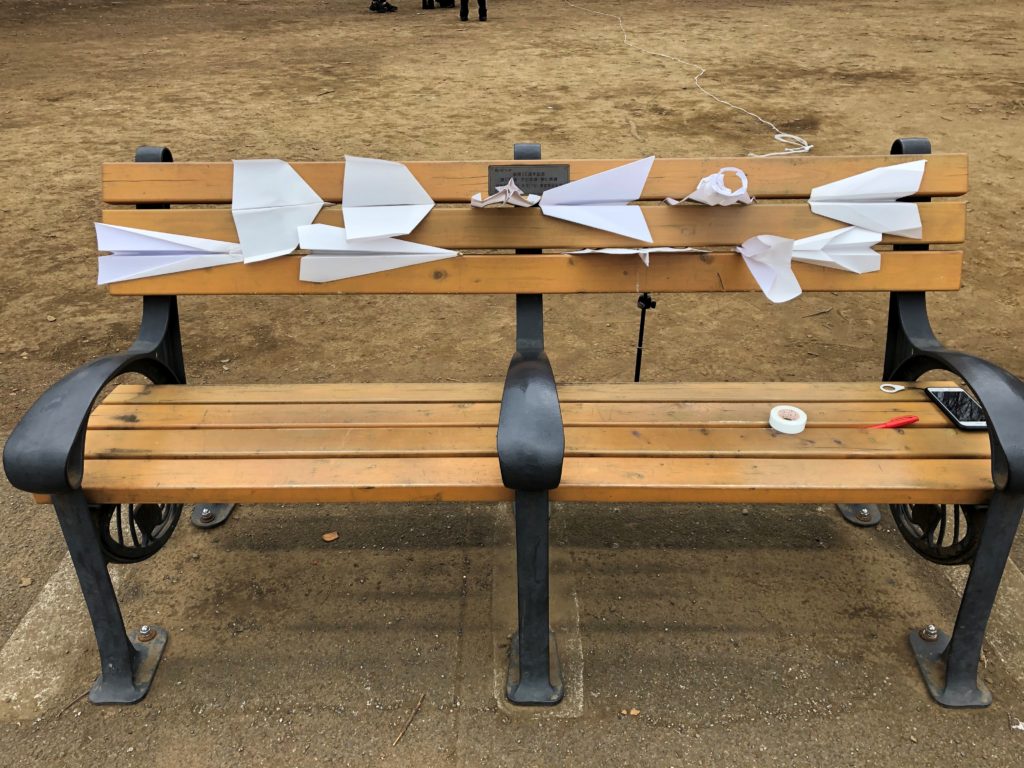 ベンチと紙飛行機